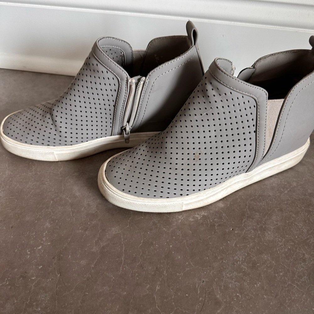 Wedge tennis shoes
